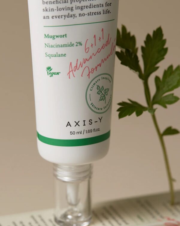 নজরকাড়া ক্লোজআপ ছবিতে AXIS-Y সানস্ক্রিনের Ver. 3 সংস্করণ প্রদর্শিত, যেখানে ত্বকের যত্নে উপকারী উপাদানগুলোর উল্লেখ রয়েছে।