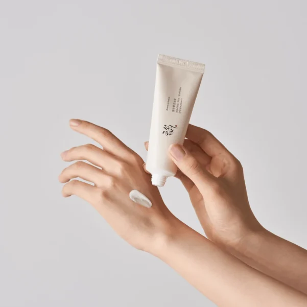 Beauty of Joseon Relief Sun Rice + Probiotics SPF 50+ PA++++ ৫০ml সানস্ক্রিন টিউব, যা ত্বককে সূর্যের ক্ষতিকর রশ্মি থেকে সুরক্ষা দেয় এবং প্রোবায়োটিক ও চালের নির্যাসে সমৃদ্ধ।