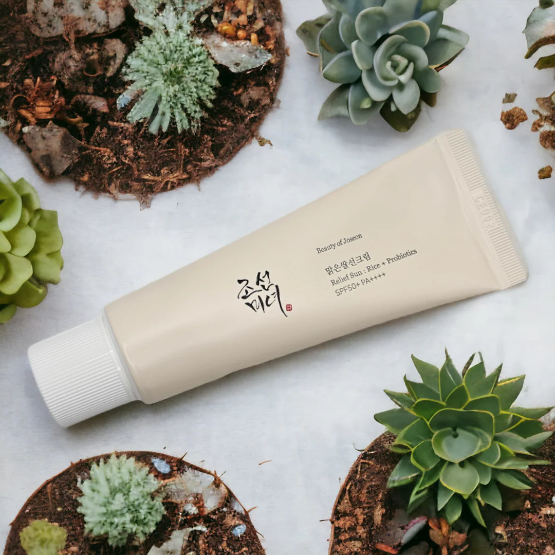 Beauty of Joseon Relief Sun Rice + Probiotics SPF 50+ PA++++ ৫০ml সানস্ক্রিন টিউব, যা ত্বককে সূর্যের ক্ষতিকর রশ্মি থেকে সুরক্ষা দেয় এবং প্রোবায়োটিক ও চালের নির্যাসে সমৃদ্ধ।