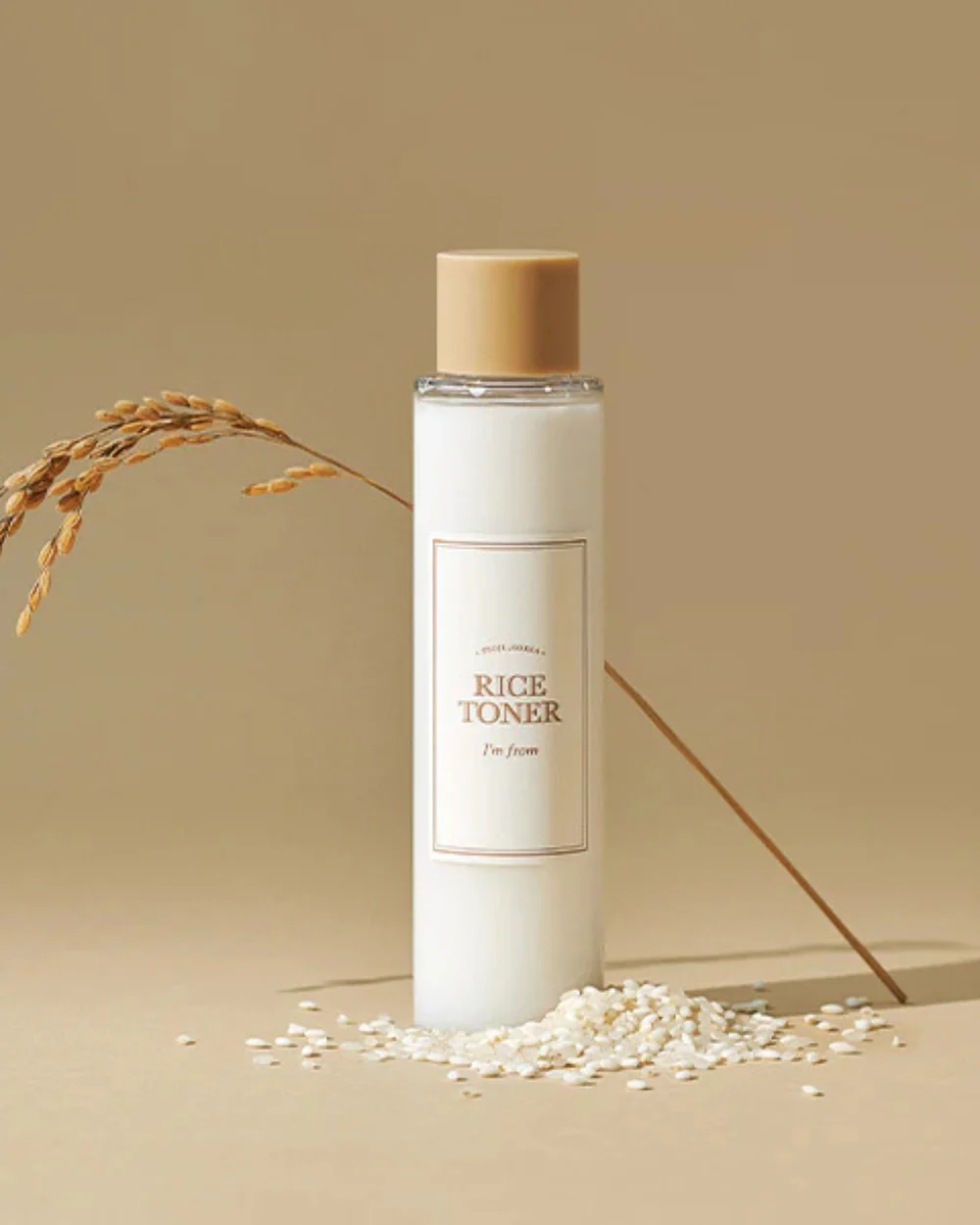 I’m From Rice Toner 150ml বোতল, সাদা রঙের রাইস এক্সট্র্যাক্ট সমৃদ্ধ হাইড্রেটিং টোনার, যা ত্বক উজ্জ্বল, নরম ও ময়েশ্চারাইজড রাখতে সাহায্য করে।